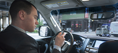 travailleur sur son smartphone
